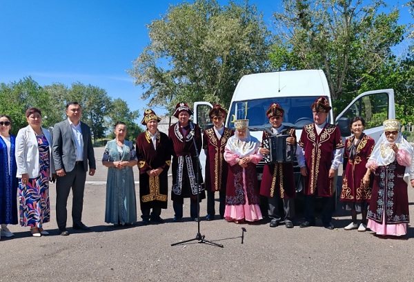 Новый микроавтобус для культурного центра Егиндыбулака