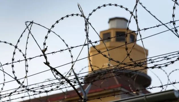 Находится под стражей
