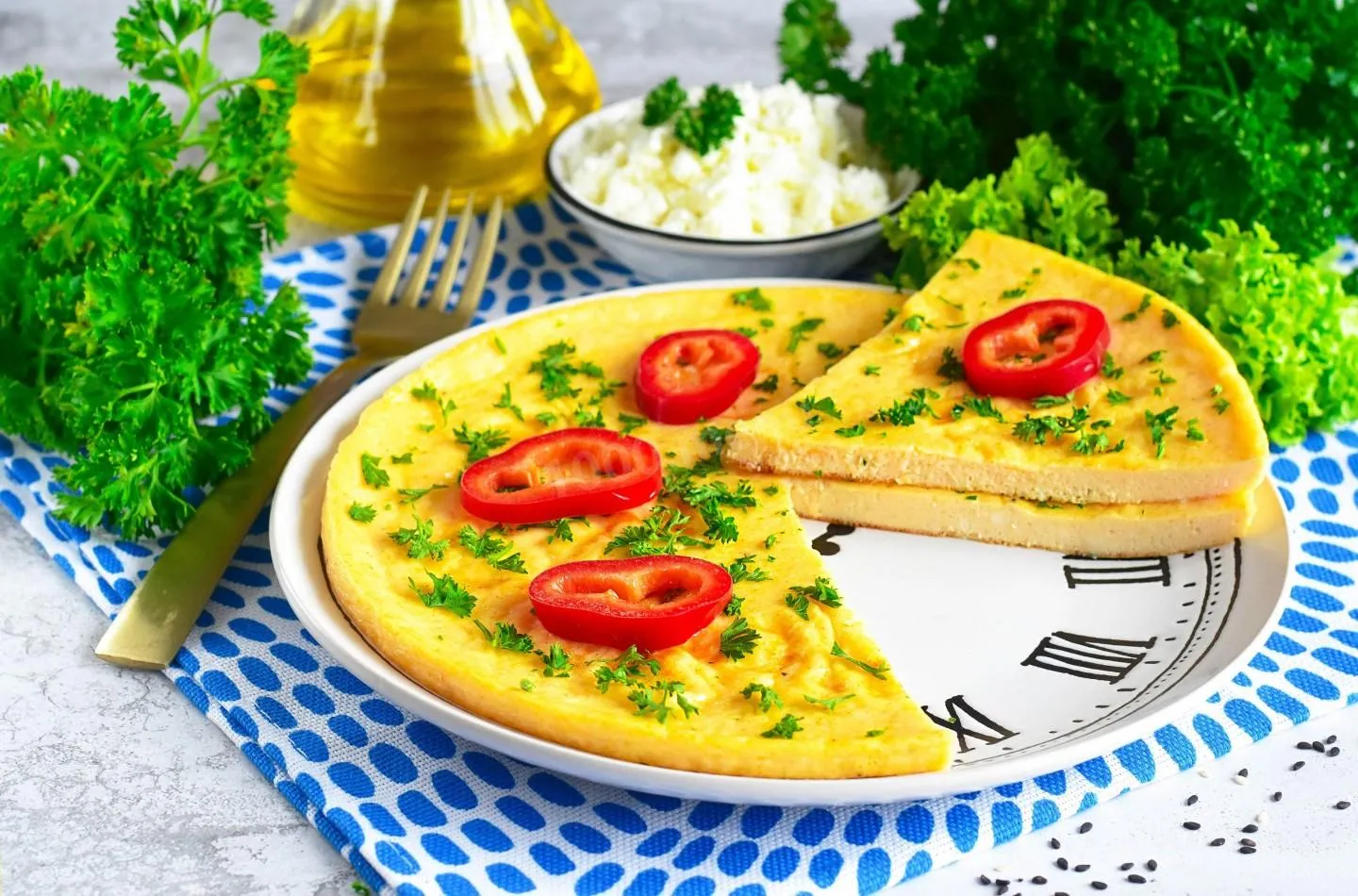 Полезный овощной завтрак с сыром и яйцами