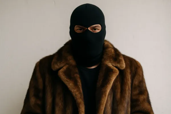 Украл шубу