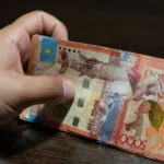 В Караганде магазины перестают принимать старые 5000 тенге