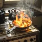 Забытая еда на плите чуть не стала причиной трагедии в Караганде
