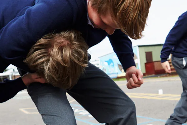 Побили подростков