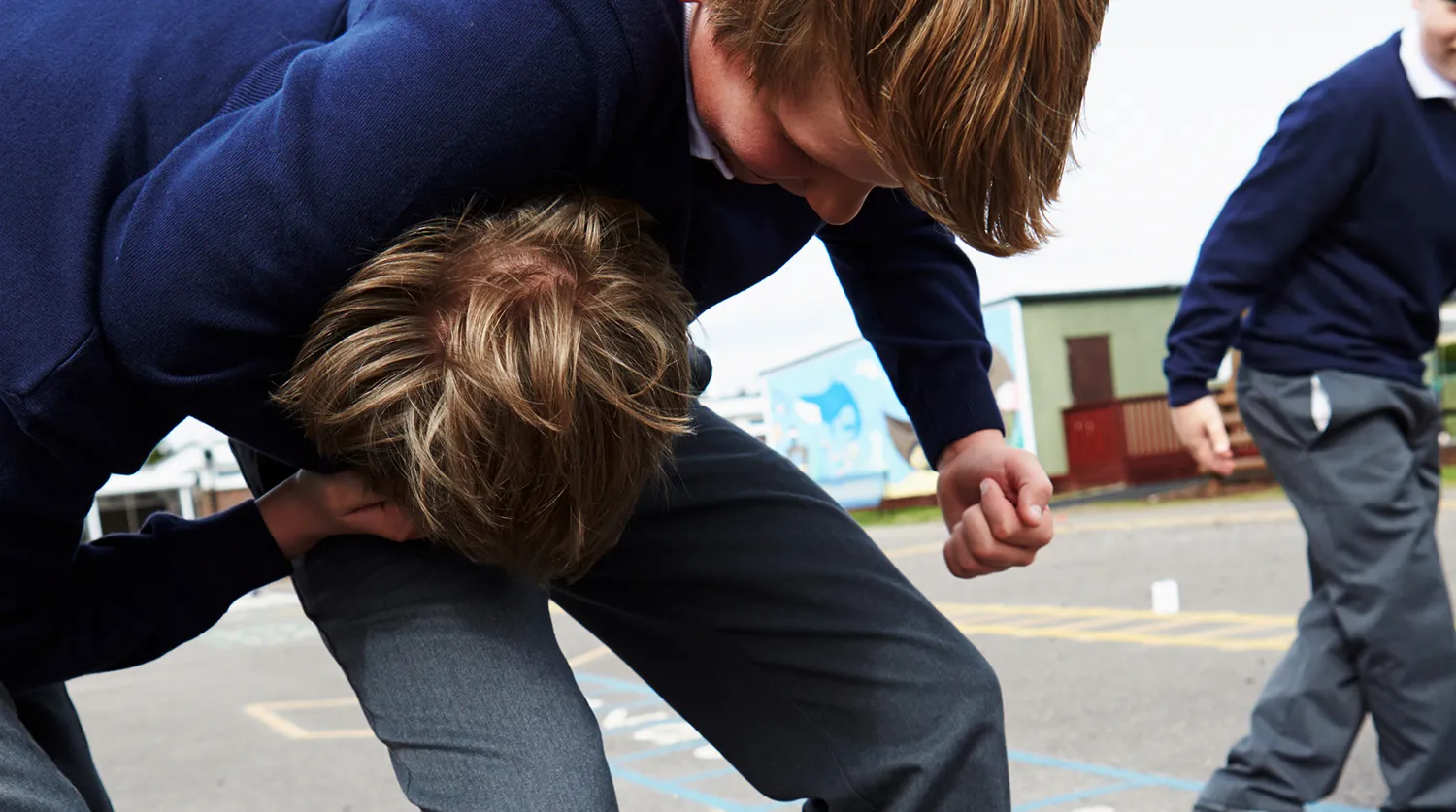 Побили подростков