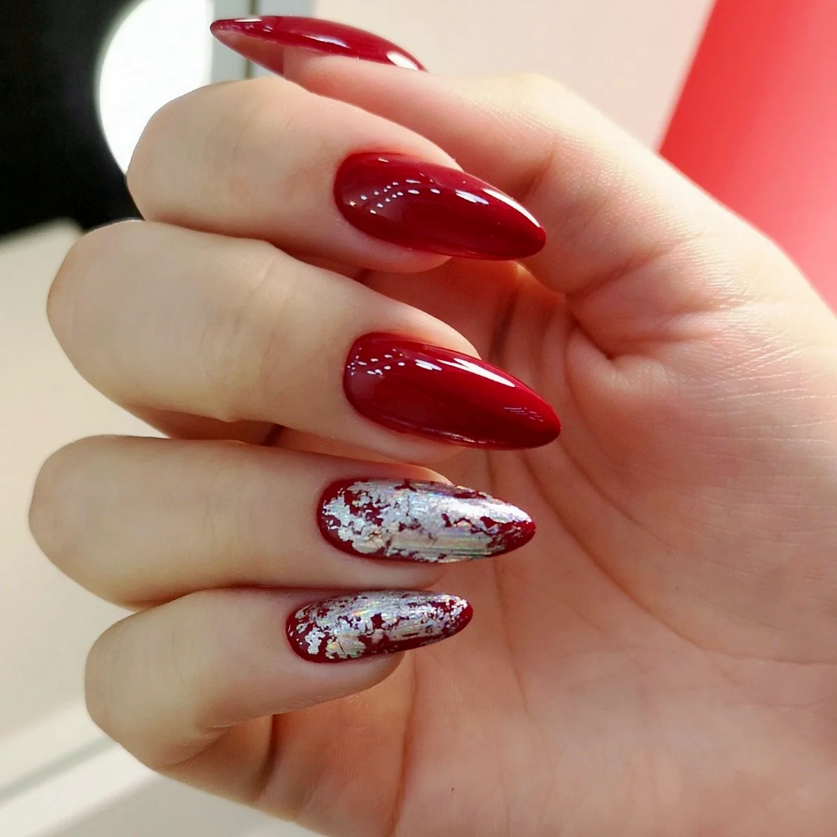 Белый и красная фольга маникюр