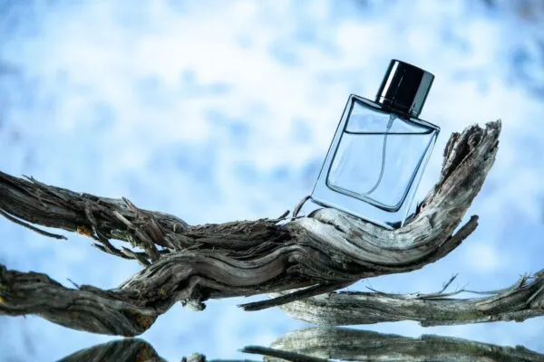 Как выбрать мужские ароматы под сезон: от зимних древесных до летних цитрусовых