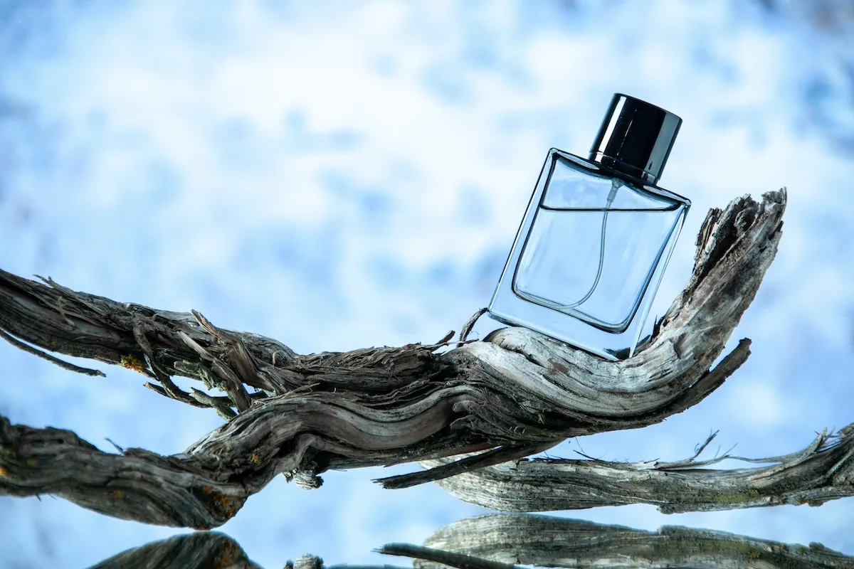Как выбрать мужские ароматы под сезон: от зимних древесных до летних цитрусовых