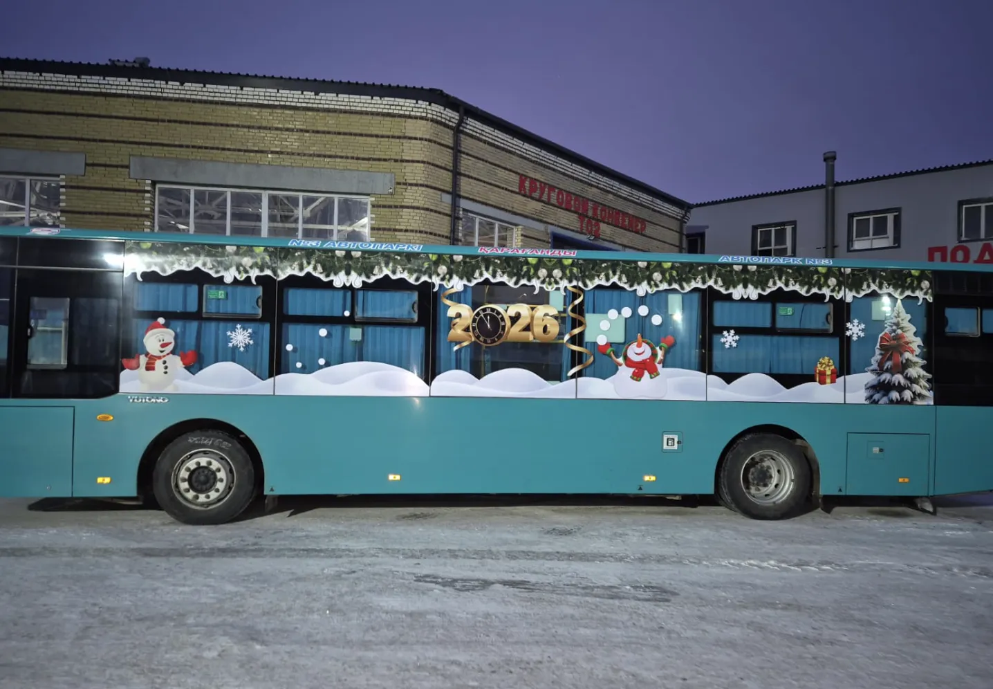 В Караганде на маршруты вышли автобусы с новогодним оформлением