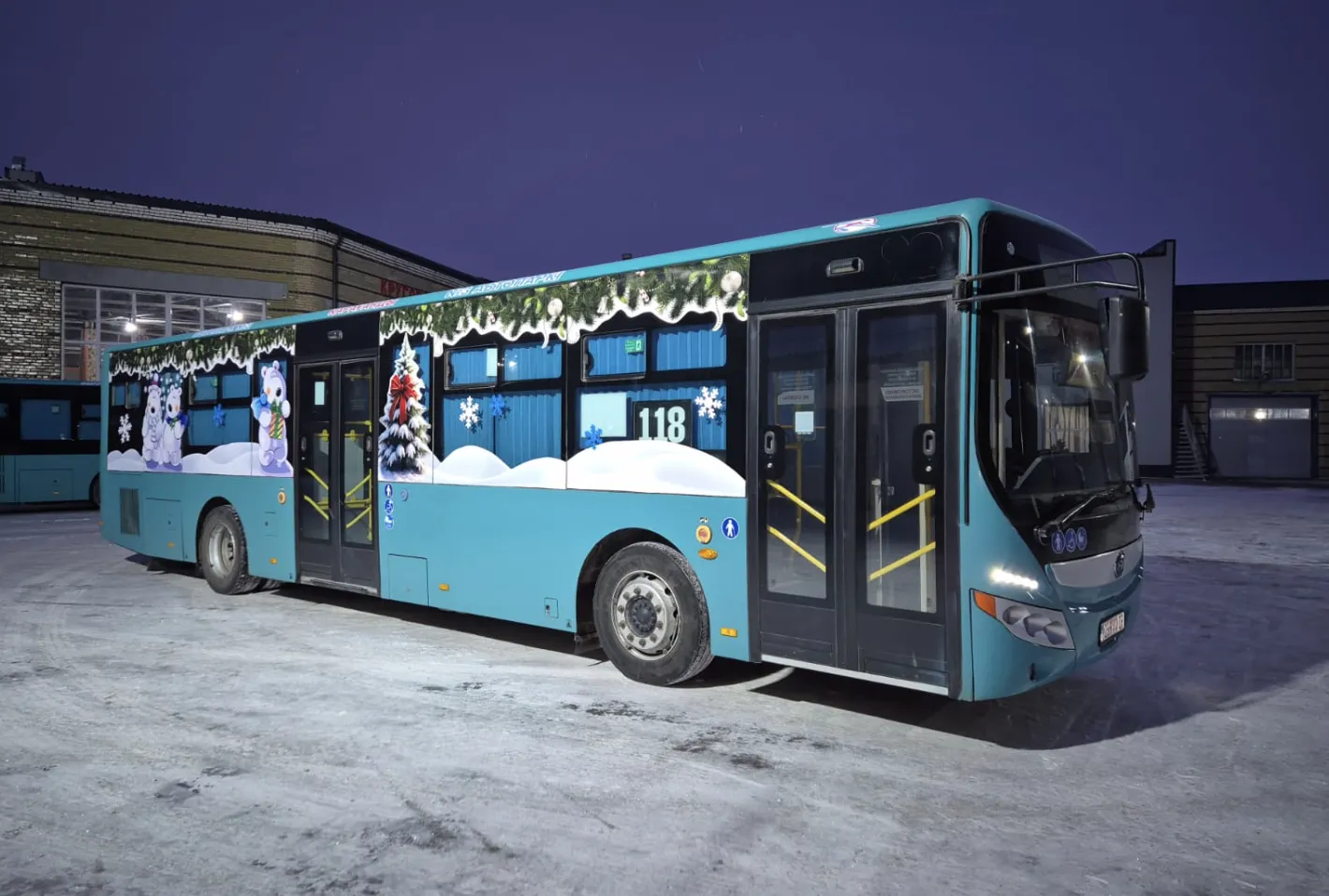 В Караганде на маршруты вышли автобусы с новогодним оформлением