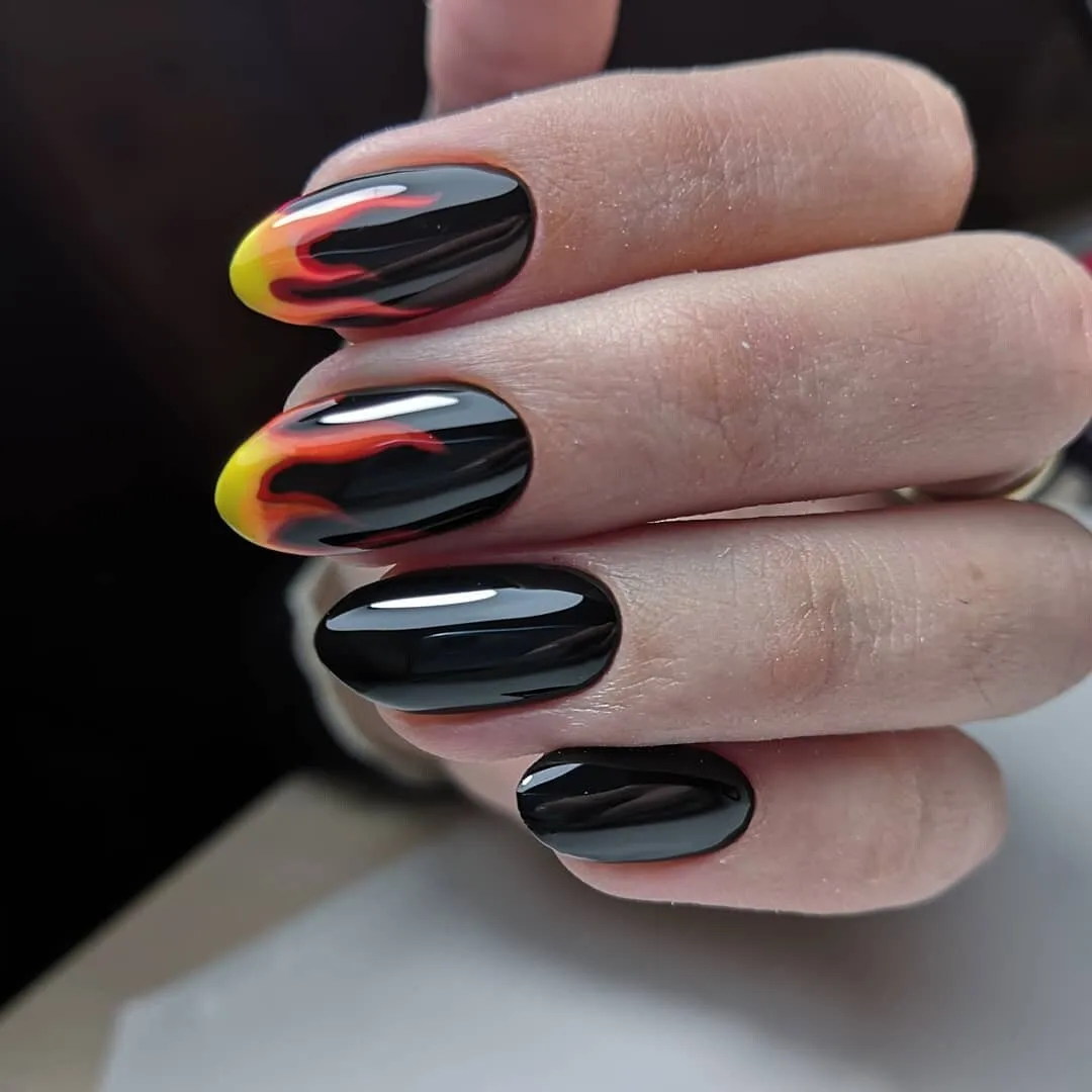Черный с огнем маникюр