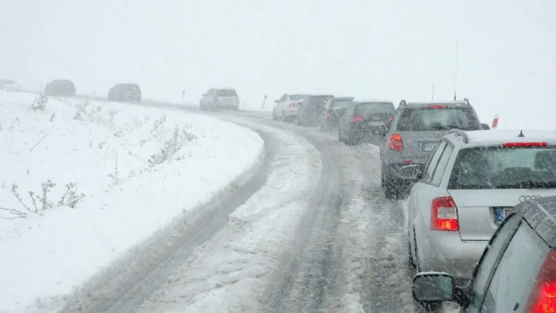 На трассе в Карагандинской области непогода заблокировала сотни машин