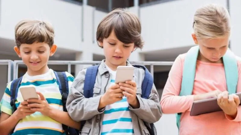 Смартфоны в школах Казахстана хотят запретить даже на переменах