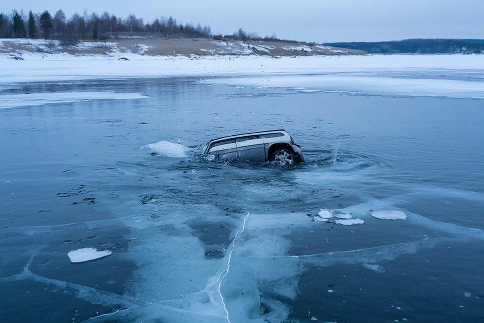 Автомобиль провалился под лед