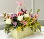 Корзины с цветами: практичный формат для подарка и оформления событий