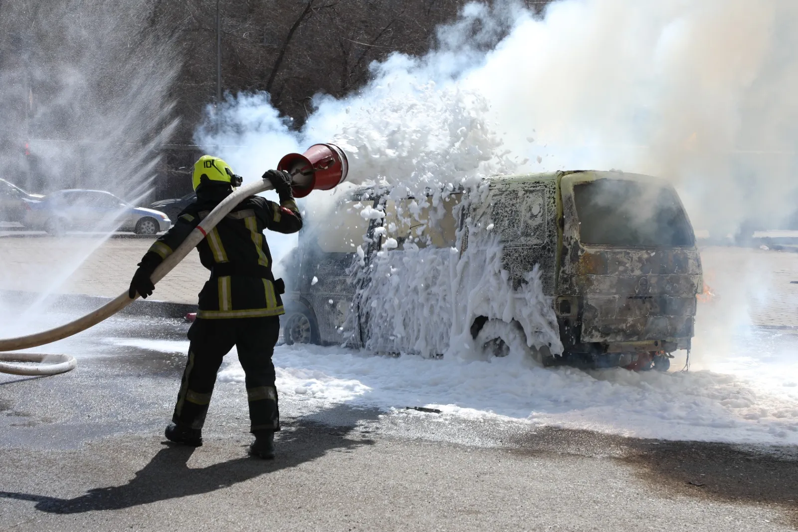 Огненный инцидент: авто загорелось прямо на дороге