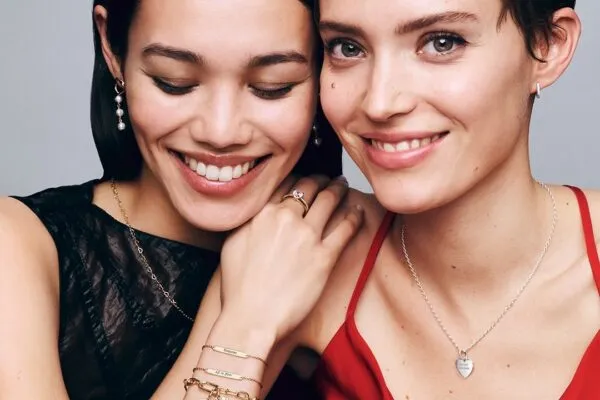 Что убивает ваши серебряные кулоны и сережки: гайд по уходу за украшениями