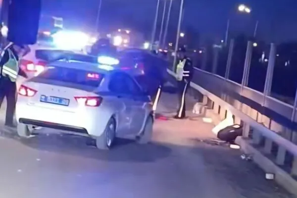 На путепроводе в Караганде произошло ДТП с переворотом