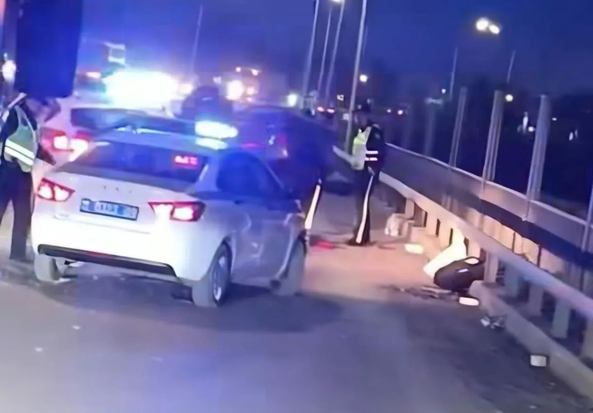 На путепроводе в Караганде произошло ДТП с переворотом