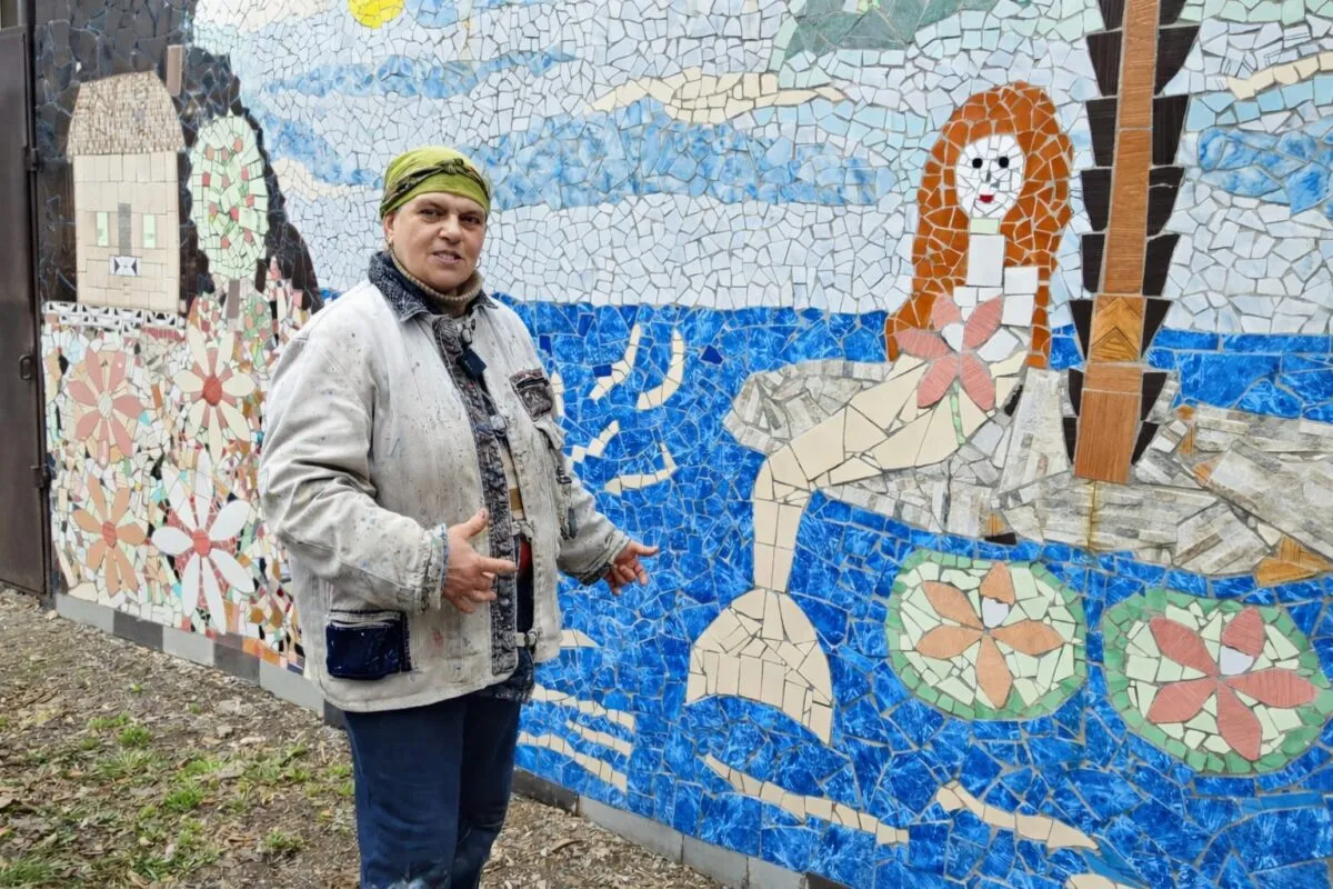 Картины из осколков: увлечение карагандинки поднимает настроение