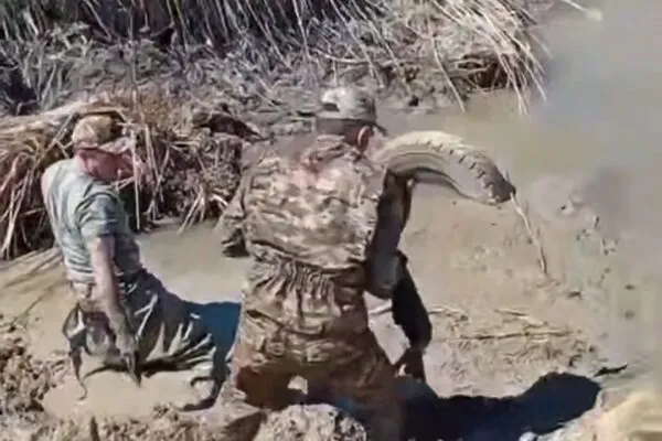 Подростки решили сократить путь и увязли в болоте