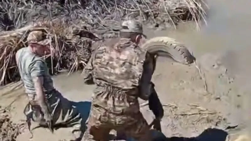 Подростки в Карагандинской области увязли в болоте, сократив путь