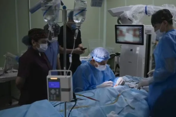 После такого хирургического вмешательства дети начинают слышать звуки, понимать речь и полноценно развиваться