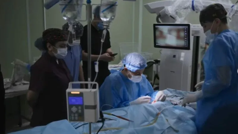 После хирургического вмешательства дети начинают слышать, понимать речь и развиваться полноценно