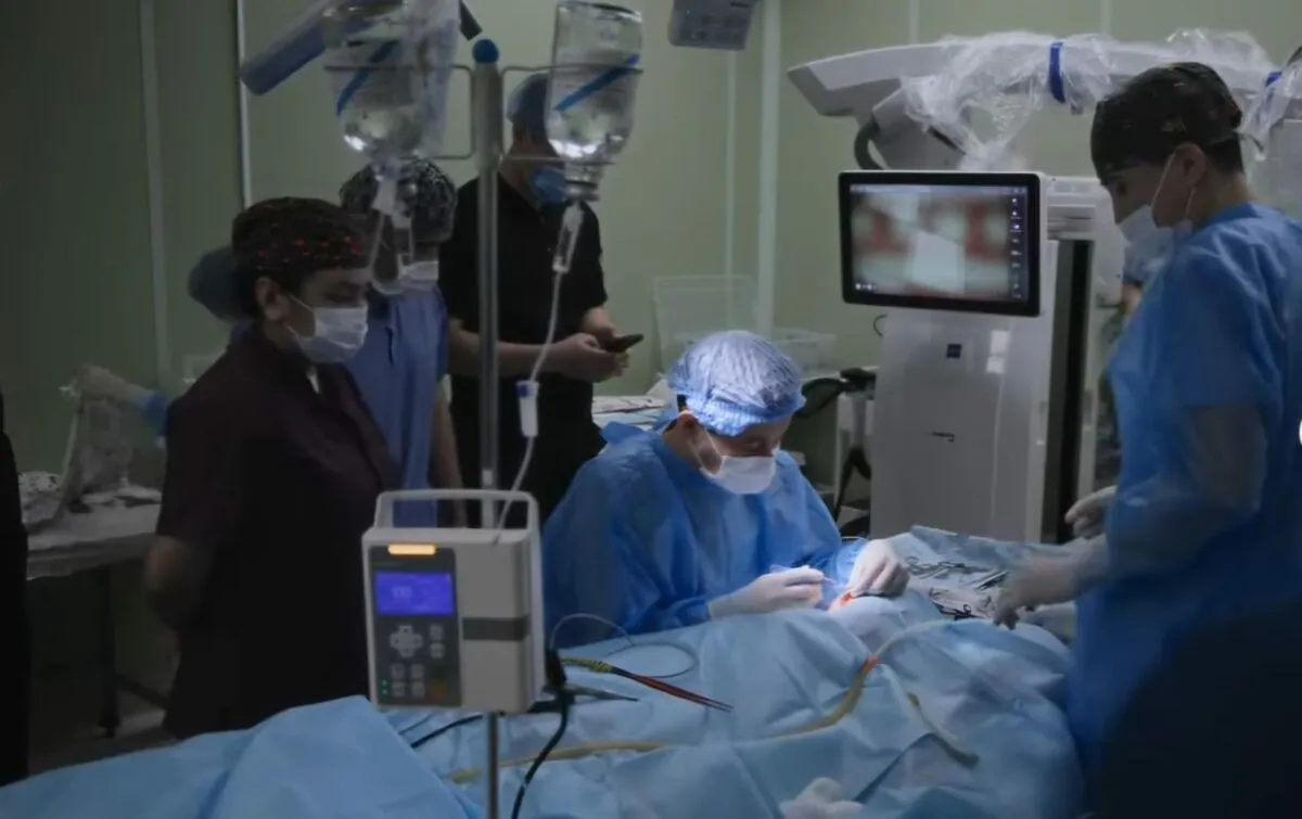 После такого хирургического вмешательства дети начинают слышать звуки, понимать речь и полноценно развиваться