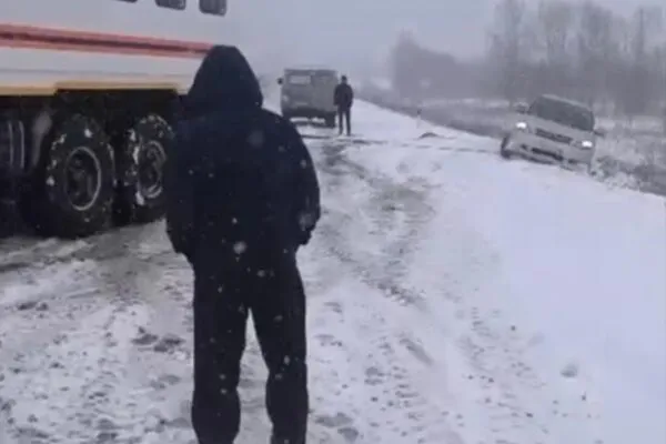 На трассе под Темиртау спасатели помогли семье с детьми