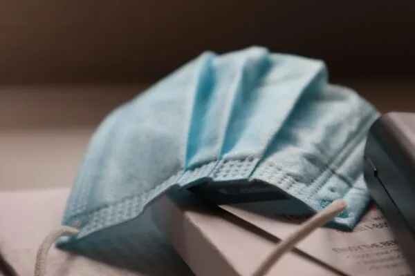 Сравнение медицинских масок и респираторов: что эффективнее?