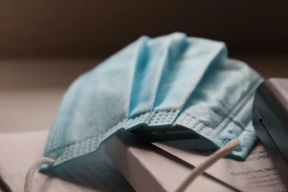 Сравнение медицинских масок и респираторов: что эффективнее?