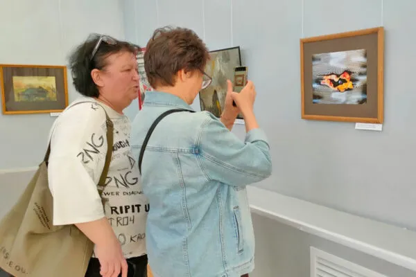 Диалог без слов: супрематические коллажи Владимира Троценко привлекают внимание посетителей