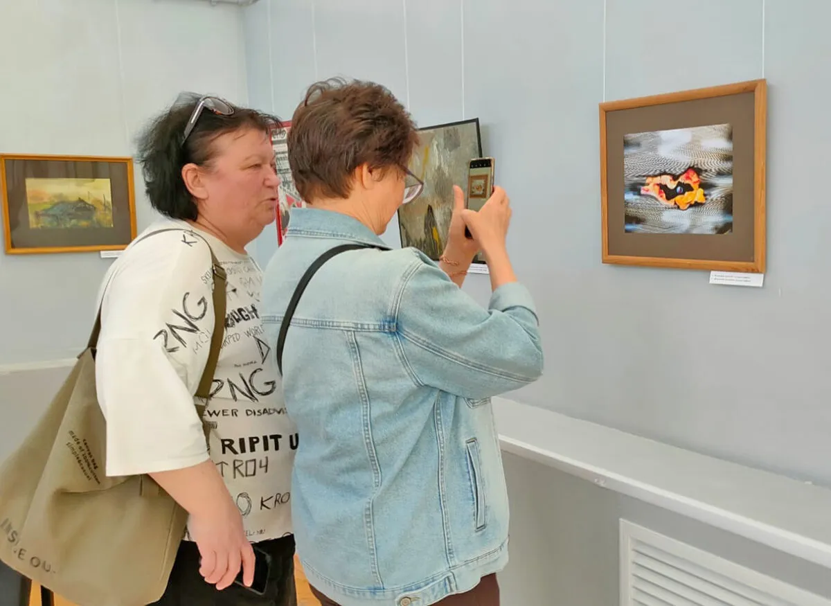 Диалог без слов: супрематические коллажи Владимира Троценко привлекают внимание посетителей