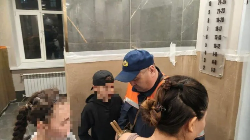 В Караганде дети застряли в лифте на длительное время