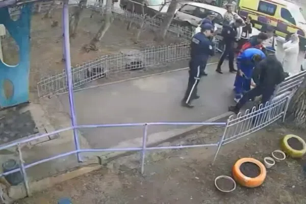 В Караганде девушка пыталась спрыгнуть с крыши многоэтажки