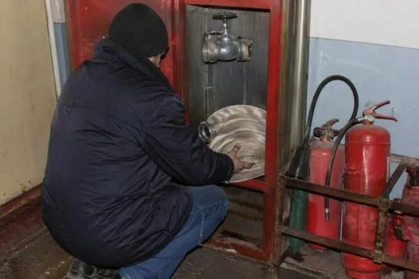 В Караганде вор позарился на пожарный рукав, вентили и огнетушители