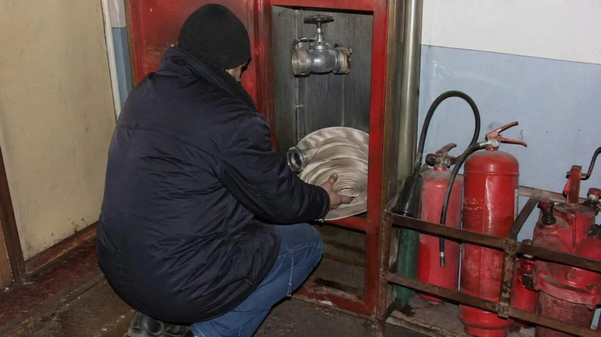 В Караганде вор позарился на пожарный рукав, вентили и огнетушители