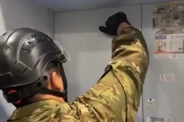 Спасатели пришли на помощь: в Караганде мужчина застрял в лифте