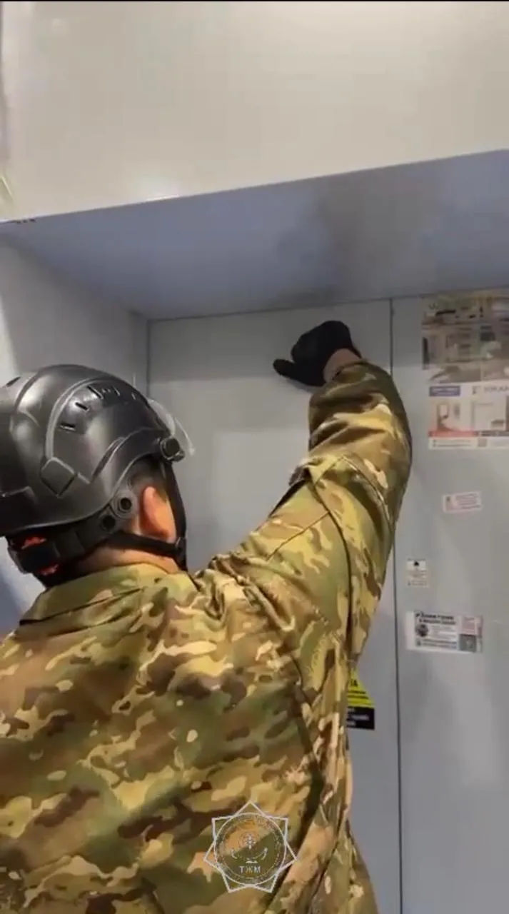 Спасатели пришли на помощь: в Караганде мужчина застрял в лифте