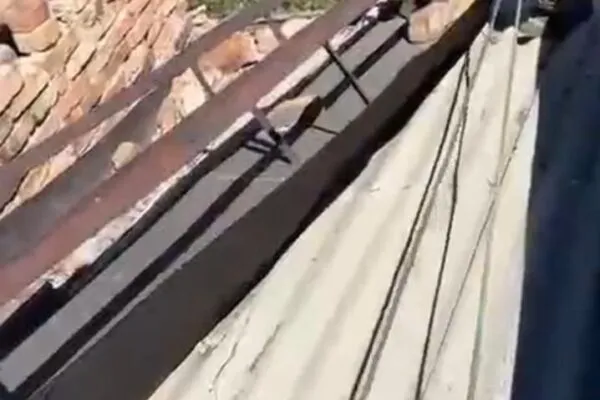 В Караганде спасатели устранили угрозу обрушения с крыши пятиэтажки