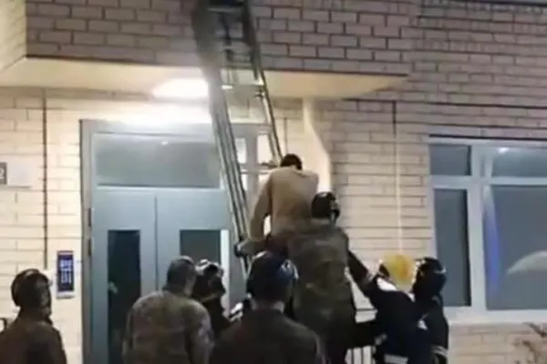 В Караганде спасатели сняли с козырька подъезда выпавшего из окна парня
