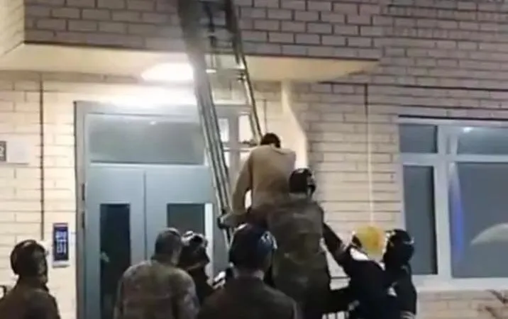В Караганде спасатели сняли с козырька подъезда молодого человека, выпавшего из окна