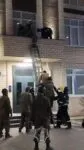 В Караганде спасатели сняли с козырька подъезда молодого человека, выпавшего из окна