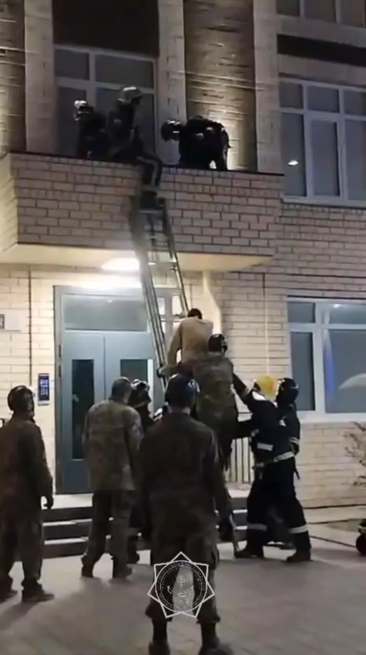 В Караганде спасатели сняли с козырька подъезда выпавшего из окна парня