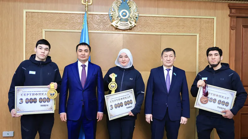 В Карагандинской области боксерам и их тренерам вручены денежные награды