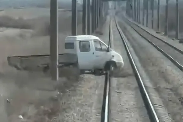 В Карагандинской области удалось избежать аварии на железной дороге