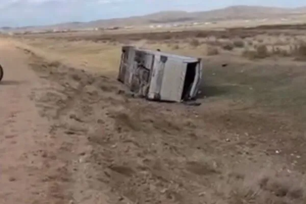 Недалеко от села Бесоба опрокинулся вахтовый автобус