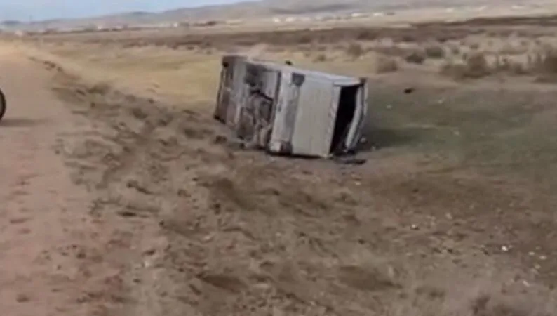 В Казахстане вахтовый автобус опрокинулся рядом с селом Бесоба