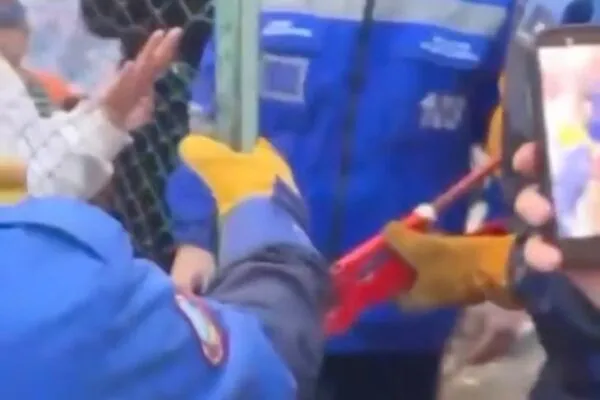 В Приозерске спасатели освободили застрявший палец ребенка из металлоконструкции