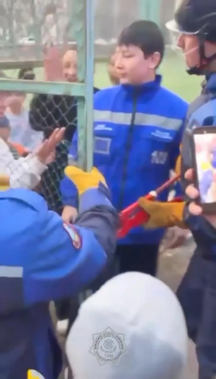 В Приозерске спасатели освободили застрявший палец ребенка из металлоконструкции